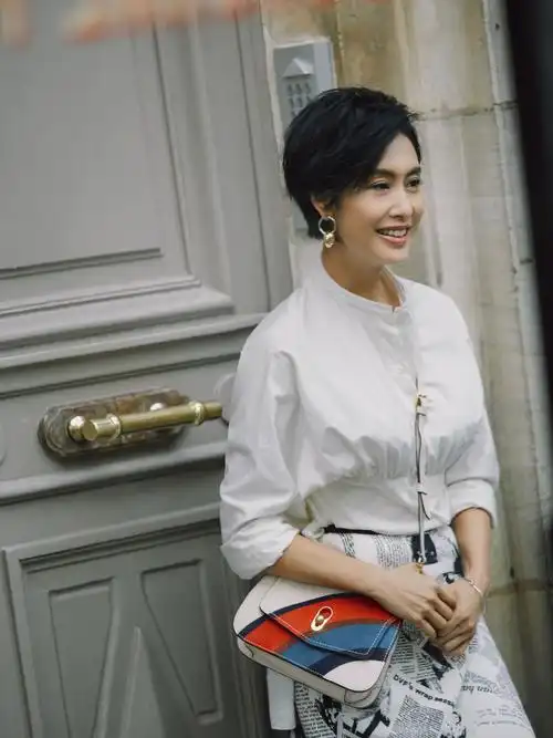 紫霞仙子朱茵搭配印花半身裙美得不敢认