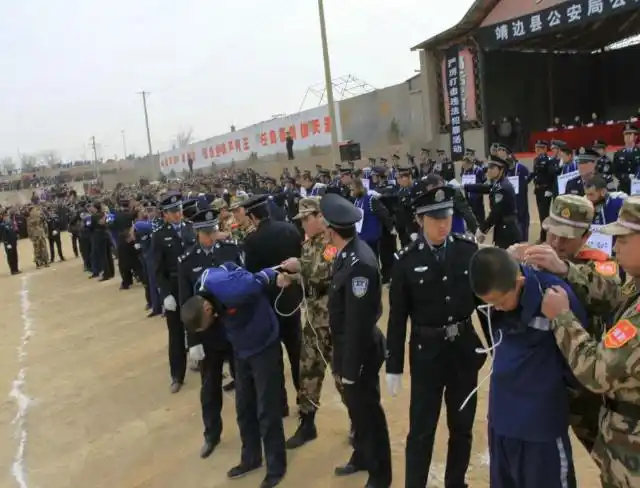 [原创]陕西靖边公审大会现场逮捕32名疑犯 上万人围观(图) - 轩轩的