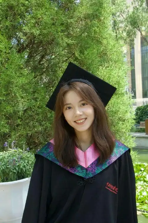 赵今麦学士服照