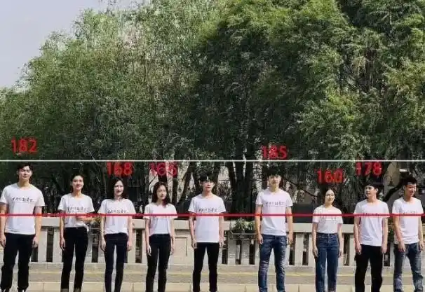 初中男生平均身高有160cm,而女生的平均身高为155cm.