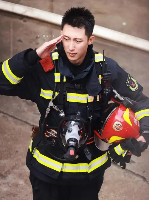 谁能不爱敬礼的林陆骁啊#他从火光中走来  #黄景瑜