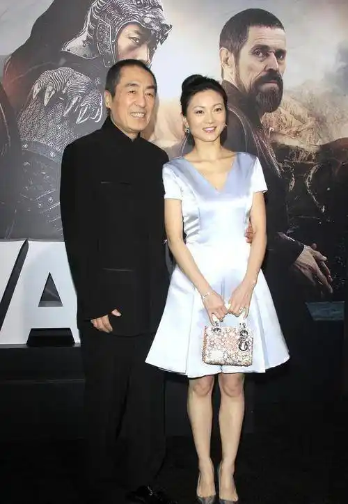 张艺谋娇妻晒合照,穿白色羽绒服粉毛衣,都快40了还装什么清纯!