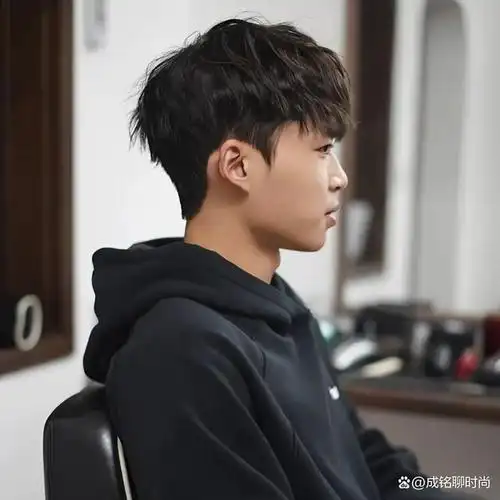 从这几年流行的男士发型就可以看得出,男生烫发现在有多吃香