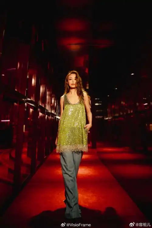 #容祖儿好闪的绿色背心##容祖儿铆钉钻绿色背心#