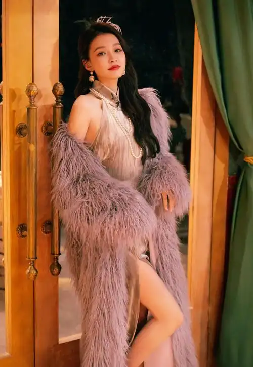 孙怡穿高开叉紫色旗袍秀长腿,香肩半露,楚楚动人!