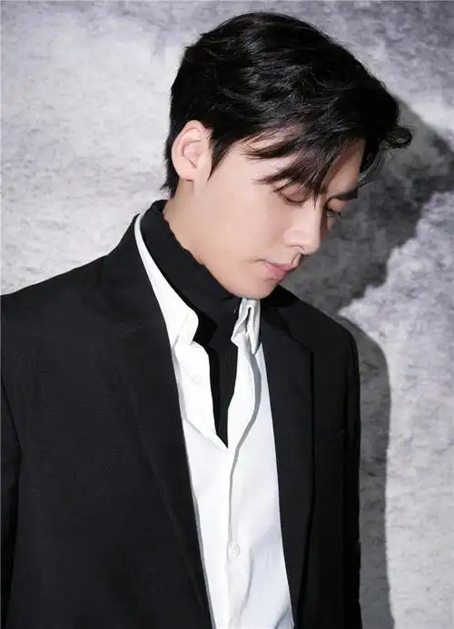 李易峰 简单黑白正装显魅力