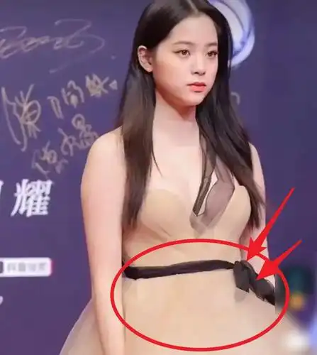 欧阳娜娜走红毯生图曝光生图和精修对比这差距以为谁看不出