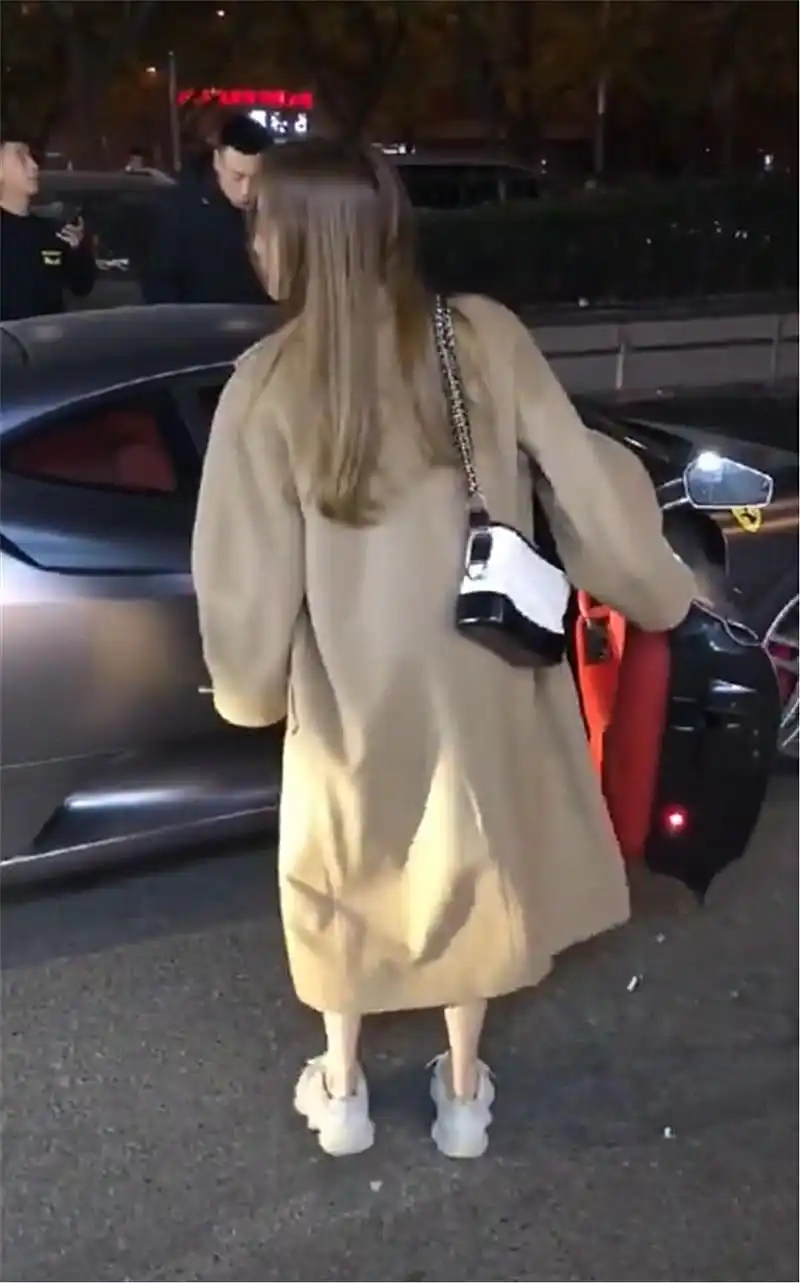偶遇"银河灰"法拉利458,看到下车女子时,没想到背影如此迷人