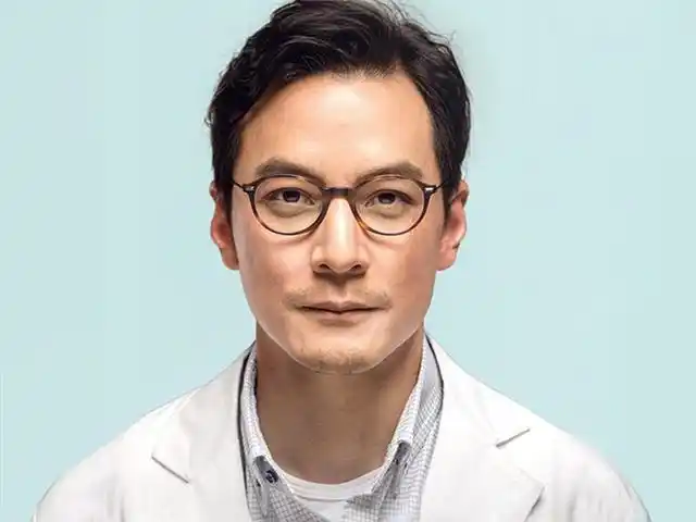 吴彦祖晒女儿正面照,女儿手里的书却亮了,小小年纪果然不一般