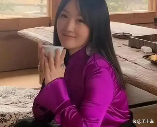 杨钰莹终究是老了,在美颜下看似年轻,但身材却瞒不过大家的眼睛