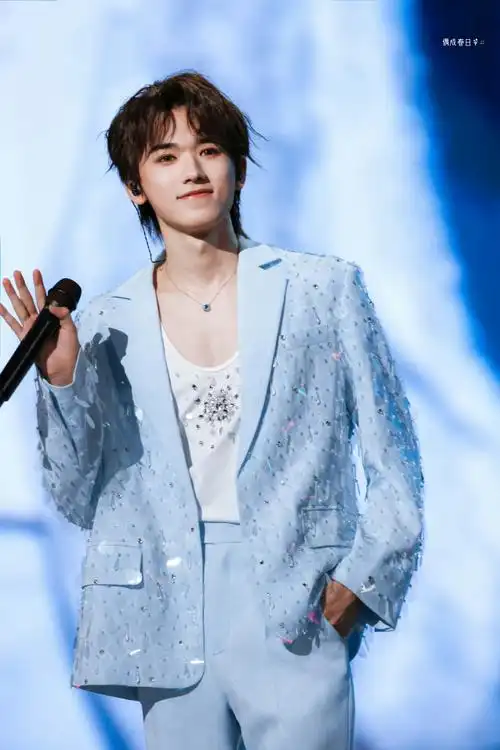 宋亚轩佩戴jelly beans系列18k金,蓝宝石,钻石项链,清新亮相#时代少年