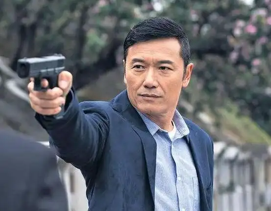 苗侨伟长久以来都以一身笔挺西装,帅气逼人的警官形象,牢牢抓住了观众