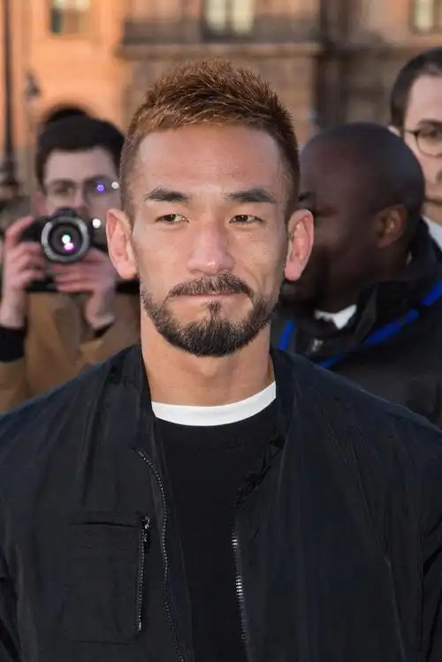 最帅日本球星中田英寿亮相时装周,40出头打扮潮流