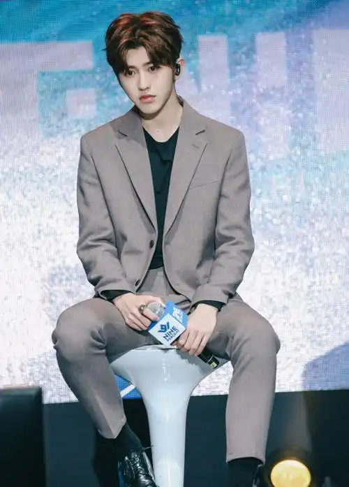 蔡徐坤黑皮鞋 黑色袜子黄景瑜黑皮鞋 黑色袜子男士西装穿搭的介绍就到