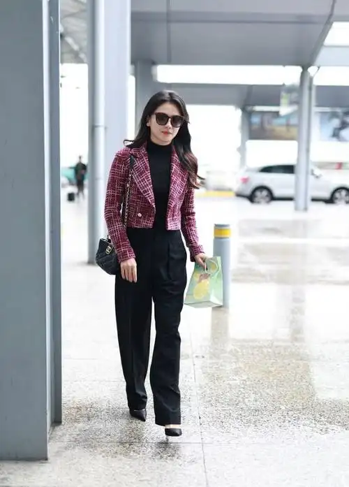 近期,刘涛凭借其一系列精美且时尚的服装选择,再一次成为了大家关注的