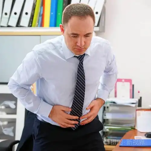 男人腹部疼痛