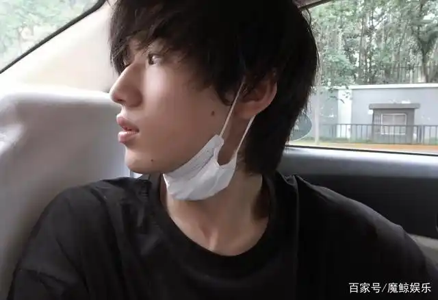 宋亚轩纯素颜带狗,刚洗完澡湿发撩人