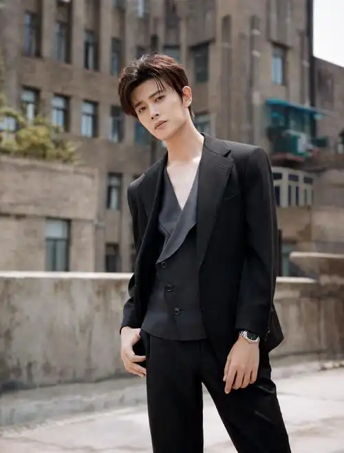 任嘉伦超话室外西服,帅到模糊.今天大嘉都在夏日温度中狂欢?