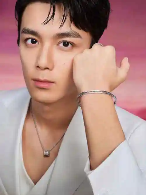 七夕将至,@吴磊leo心动诠释bvlgari宝格丽b.zero1系列珠宝.