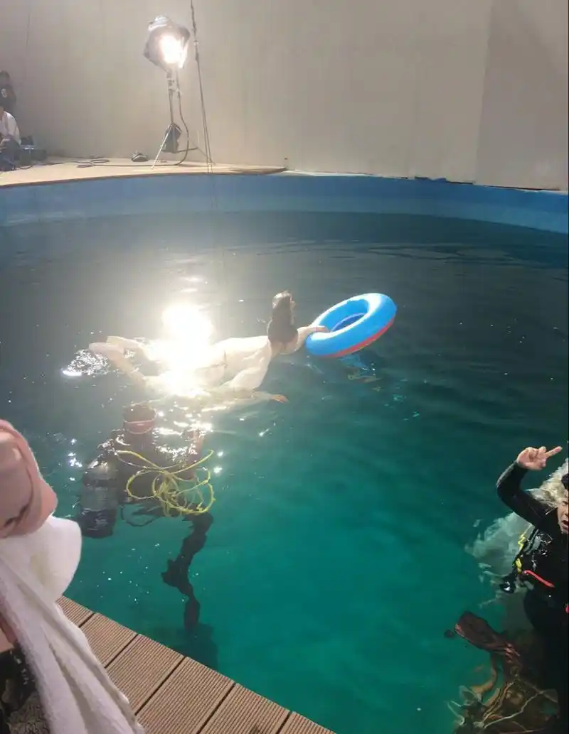 近日关晓彤水中拍摄场景,很美