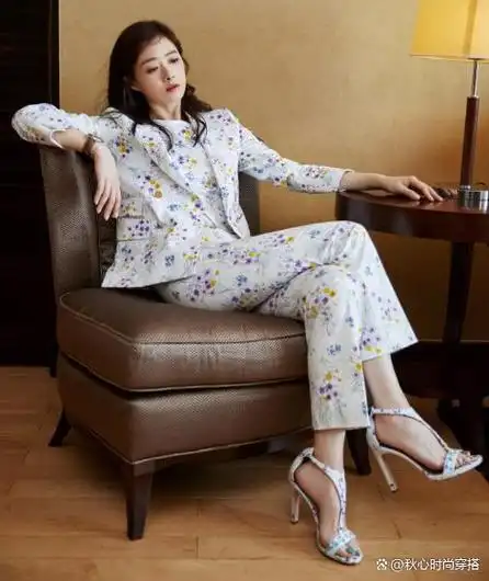 转眼间,蒋欣从大家熟知的"圆润大美女"华丽转身为"纸片人",凭一身机场