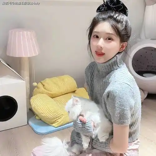 赵露思带火了一种穿搭叫"毛衣 粉裤子",高扎丸子头元气又少女_灰色