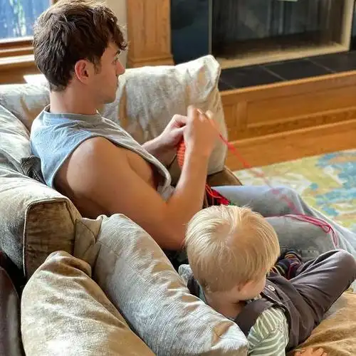 跳水冠军戴利边带娃边织毛衣!给儿子织的毛衣更时髦,他比老公帅