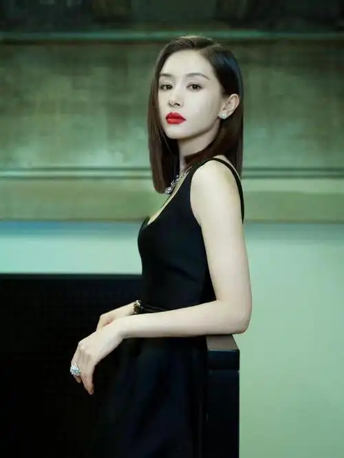 王子文一袭小黑裙配利落直发,小个子穿出了大气场