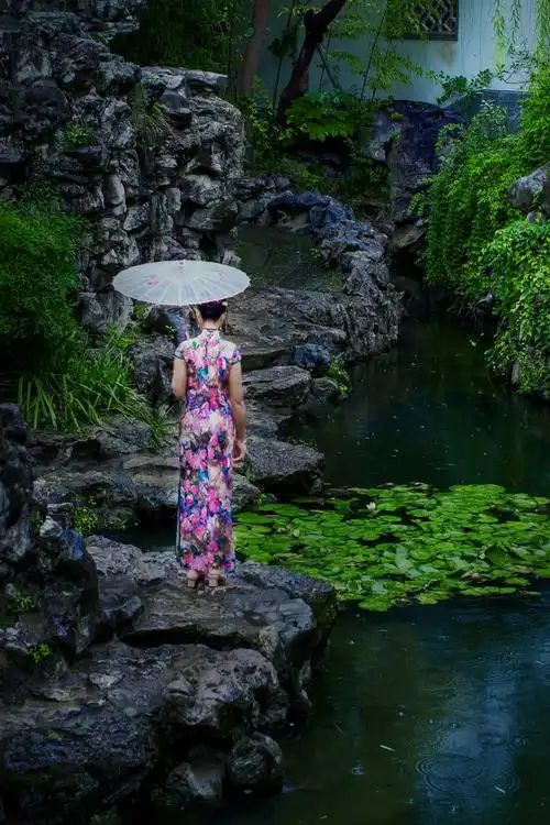 玲珑倩影走过春和秋 小巷背影是你锦袍半袖 淡淡相思几多愁 旗袍美人