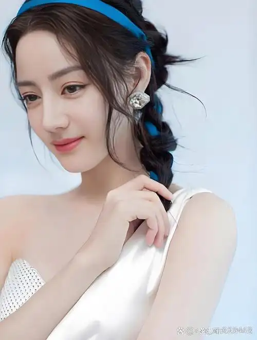 看迪丽热巴的照片简直就像一场视觉盛宴,五官,头发,身材无一不美,这