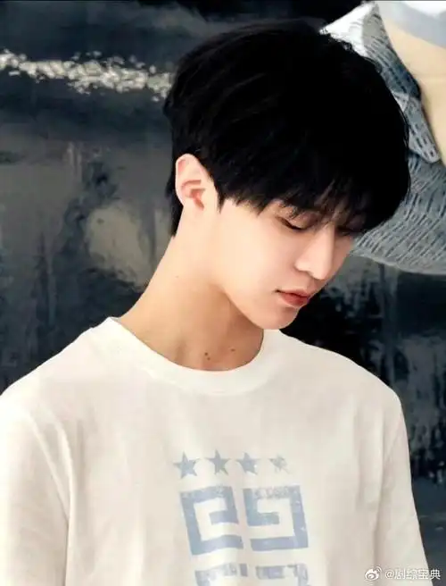 靠脖子认出了范丞丞