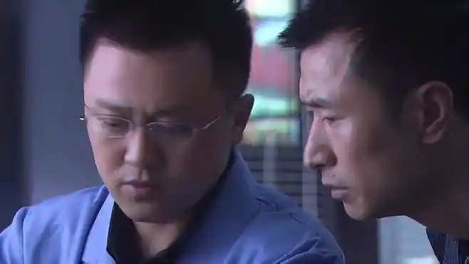 现场铁证:警察拿回保安手套,哪料法医拿起一看,立马察觉不对劲-影视综