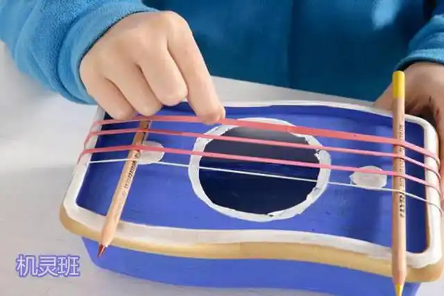 回收纸盒子手工制作拨弦鱼鳍的方法和步骤3,将盒子晾干之后,盖子的