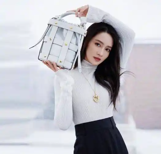 李沁晒出3张街拍照,穿高领毛衣身形饱满,侧身状态羡煞旁人_照片_白色