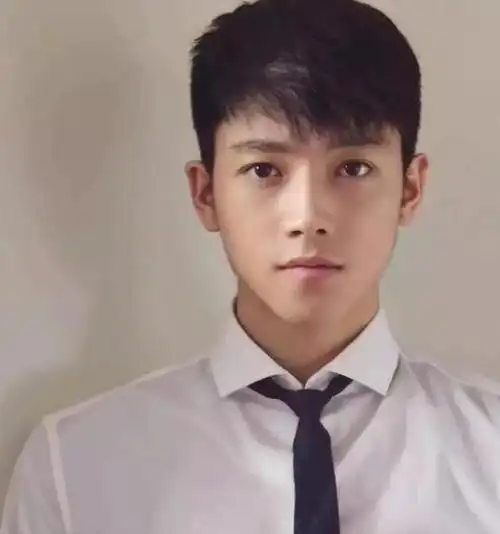 2022男生清爽短碎发,最流行的男士发型!