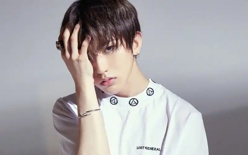 电脑壁纸 明星 大陆明星 蔡徐坤时尚帅气写真