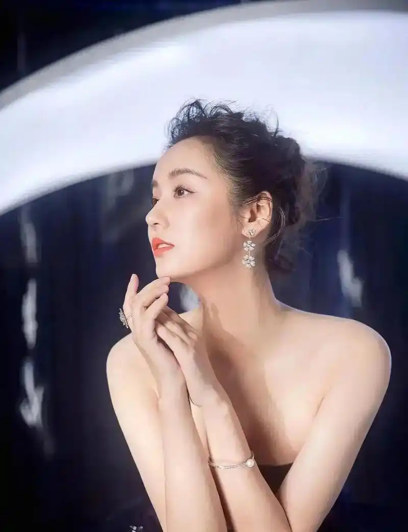 清秀女神吕一魅力无穷