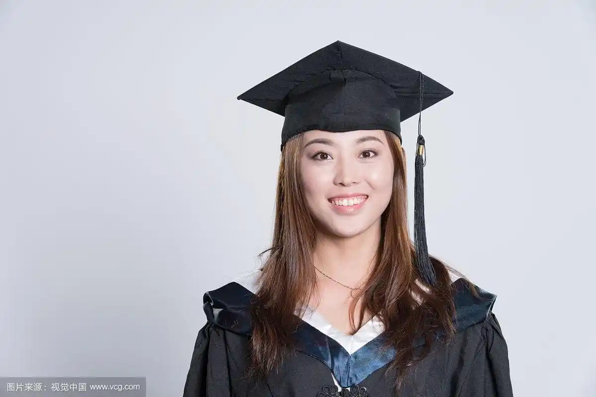 头戴学士帽的年轻女孩