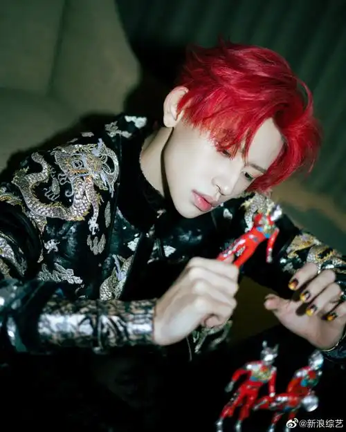 小鬼奥特曼反差童趣照#@小鬼-王琳凯湖南卫视春晚造型释出,红发鬼配