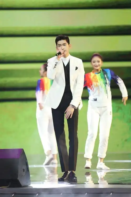 张翰身高真不是白长的,穿牛仔裤配大衣,大长腿看上去有1米5