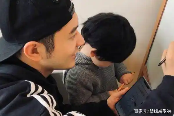 原创baby带儿子现身机场小海绵跟在妈妈身后乖巧懂事令旁人羡慕