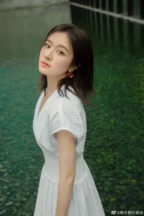 新浪娱乐讯 6月30日,李兰迪晒出一组治愈系写真,穿白色裙子好温柔.