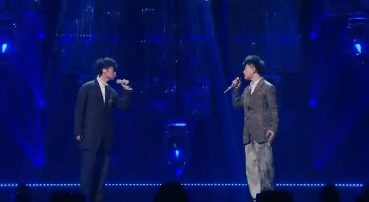 感的冲击力并不强,没有那种高音的冲击感,这与袁娅维的演唱差别很大