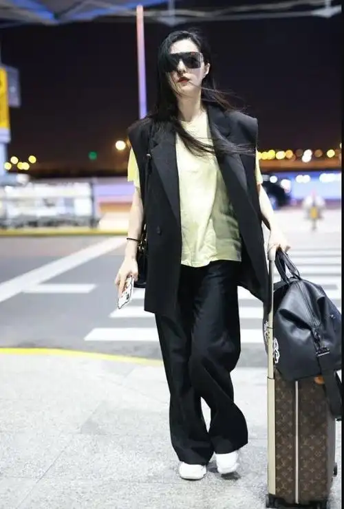 范冰冰罕换风格太惊艳,"裸穿"西装好霸气,飒爽高级不失女人味|马甲|内