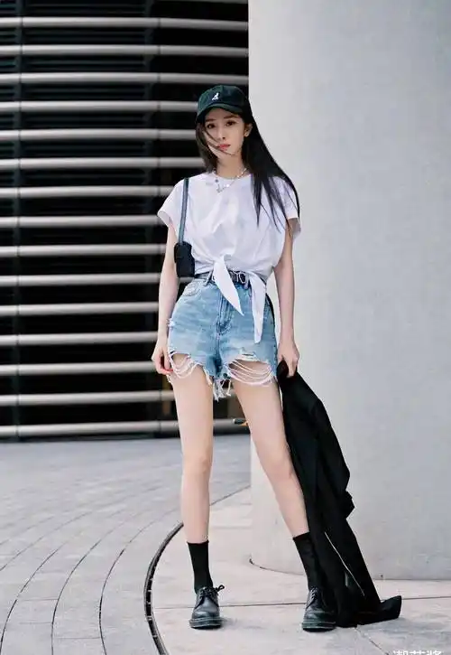 杨幂私服才是yyds,梨形妹妹穿搭法则必看,藏肉又遮胯_短裤_运动_女孩