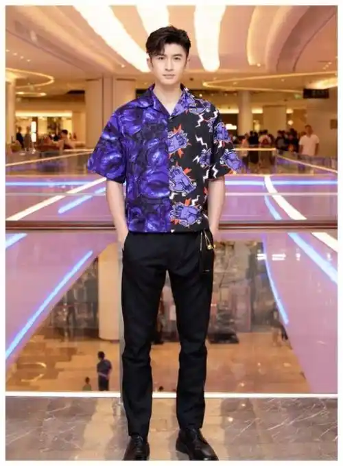 张云龙穿紫色印花衬衫,颜值身材人间一绝,让其他男生都看酸了_时尚