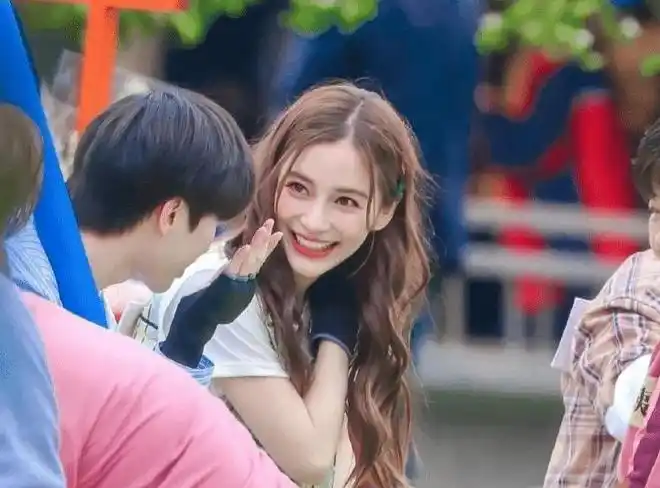 baby蔡徐坤同框画面好养眼,baby心情看起来很好|杨颖|黄晓明|西装