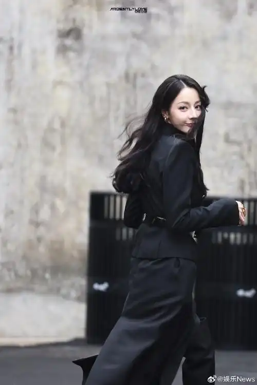 迪丽热巴回眸饭拍路透