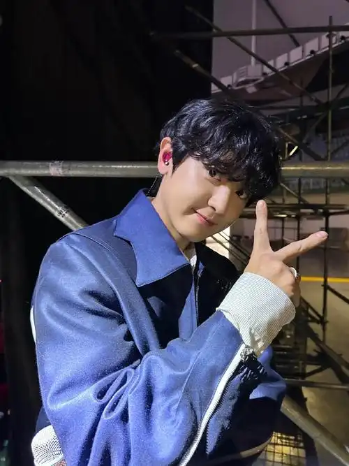 感谢帅哥帅气的自拍  接着等你专属演唱会噢~  #朴灿烈#@real