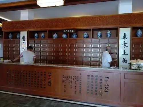 这里的摆设和其他医馆大有不同,询问之下,才知道这百草堂是一家中药房